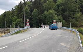 (2) fahrzeuge haben vor dem andreaskreuz, fußgänger in sicherer entfernung vor dem bahnübergang zu warten, wenn 1. Das Lange Warten An Den Bahngleisen Gemeinde Brechen