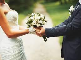 Per questo matrimonio vi auguriamo nuovi sogni da realizzare, una felicità illimitata e un rinnovato amore da condividere per sempre. Frasi Matrimonio 100 Modi Per Fare Gli Auguri Agli Sposi A Tutto Donna