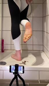 Barefeet crush frog - ThisVid.com