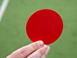 Een rode kaart wordt bij veel sporten gebruikt om een speler te straffen door deze uit het veld te voetbal== bij voetbal wordt een rode kaart getoond door de scheidsrechter om aan te geven dat een. Knhb