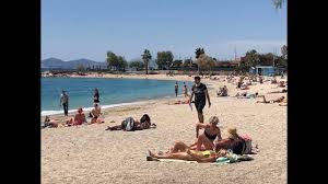 Σε συνδυασμό με το βραβευμένο του εστιατόριο, τη γραφική «μικρή βενετία», την ιδιωτική παραλία και την πληθώρα πολυτελών εγκαταστάσεων και παροχών, το οικογενειακό ξενοδοχείο minos beach art. Epistrofh Stis Paralies Kollaei O Korwnoios Apo Thn Ammo H Mesa Sth 8alassa Cnn Gr