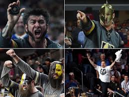 The vegas golden knights mascot chance the golden gila monster is flanked by members of the team's vegas vivas! Entertainment Uberall Die Vegas Golden Knights Eishockey Bildergalerie Kicker