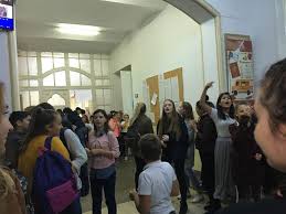 Cam 80 de copii stau în internatul liceului pedagogic „carmen sylva din timişoara, mult mai puţini faţă de anii trecuţi, când un etaj întreg era dedicat. Protest La Liceul Pedagogic Din Timisoara Elevi Care Cer Sa Intre Si Sa Iasa Din Scoala Cand Doresc Tion
