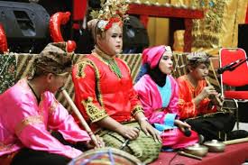 Pola lantai garis lengkung dapat juga dijumpai pada tari randai dari minangkabau. Lengkap Tari Randai Asal Sejarah Pola Gerakan Video