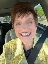 Leslie Folsom's Instagram, Twitter & Facebook