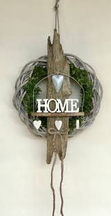 Extravaganter Wand Turkranz Grundlage Ist Ein Weidenkranz Mit Aufgebrachtem Fundholzstuck Im Kranz Ist Frischer Buxb Weidenkranz Moderne Weihnachten Turkranze