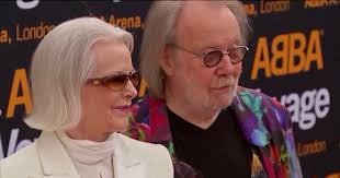 Benny e Anni-Frid celebram sucesso do espetáculo ‘Abba Voyage’ no tapete  vermelho em Londres