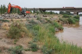 The river is three thousand miles long, running from qinghai province in the northern mountain to the yellow sea, which is situated between china and korea. Workers Denkou Yellow River Flood Prevention China Mongolia Xinhua Macau Business