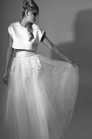 Das kleid, das die verstorbene prinzessin von wales damals an ihrem hochzeitstag trug, wird ab sofort in ihrem ehemaligen haus im kensington palace im rahmen einer ausstellung zu bewundern sein. Emanuel Hendrik Top Duchesse Top With Zipper Skirt Mary Ivory Lace Duchesse Tull Kleid Hochzeit Ruckenfreies Hochzeitskleid Kurzes Hochzeitskleid