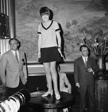 Elle a f�t� ses 50 ans et n�a pas pris une ride. Vous Souvenez Vous De Ces Mini Jupes Iconiques Elle