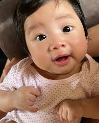 Khoảnh khắc đáng yêu của con gái Á hậu Hoàng My