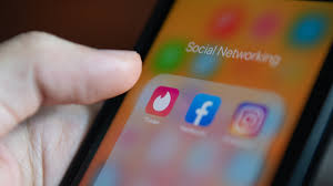 Apparently i was told youre able to see that your chatting with someone else not necessarily who but maybe it shows the typing bubble for someone else ? Konkurrenz Fur Tinder Und Co Facebook Dating Startet In Deutschland