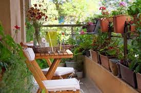 Pembangunan bagian depan rumah paling depan ini seringkali didambakan nampak cantik dan elegan. Desain Taman Balkon Radea