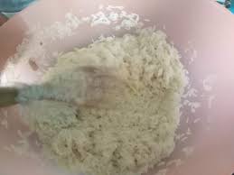 Guna beras nasi dagang yang berwarna perang. Dapur Cempakasari Nasi Dagang Terengganu