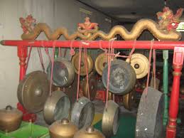 Gamelan menggunakan skala nada pentatonis dalam sistem skala nada (laras) slendro dan pelog. Alat Musik Gong Dibunyikan Dengan Cara