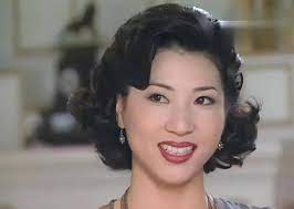 她出身草根容貌气质俱佳，选亚姐奖拿到手软，为人正直后经商致富_邱月清_角色_时尚