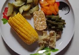 Cobalah untuk membuat pilihan makanan sehat, bukan hanya sekedar menentukan makanan cepat saji atau camilan yang sesungguhnya kurang bergizi. Cara Membuat Menu Diet 7 Hari Day 3