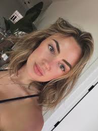 Objects in photos are happier than they appear 😅