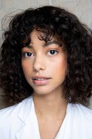 Vor allem der strenge seitenscheitel gibt einen klaren kontrast zu den wilden locken und definiert ihre. Trend Frisuren Fur Locken Diese Looks Sind 2020 Angesagt Elle