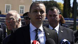 Σύμφωνα με το κεντρικό δελτίο ειδήσεων του star, ο κασιδιάρης μίλησε σε συγκέντρωση οπαδών του, από το κοινόχρηστο τηλέφωνο των φυλακών δομοκού, αλλά και μέσω μικροφωνικών εγκαταστάσεων που είχαν τοποθετηθεί σε πλατεία. O Kasidiarhs Gyrna Thn Plath Sto Mixololiako Kai Idryei Me Binteo Neo Komma Skai
