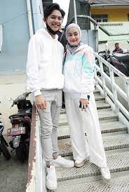 Rey mbayang adalah sosok penyanyi dan selebgram yang diidolakan banyak kaum hawa. Saat Dinda Hauw Dan Rey Mbayang Bicara Soal Mantan Kekasih Kumparan Com