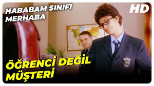 Hababam sınıfı'nın hocalar ve idarecilerle olan ilişkisi anlatılır. Arzu Erkek Kiliginda Okula Kayit Oldu Hababam Sinifi Merhaba Turk Komedi Filmi Youtube