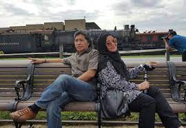 Neneng suryaningsih istri emha ainun najib. Mengenal Sosok Cak Nun Budayawan Nyentrik Yang Pernah Hidup Menggelandang Boombastis