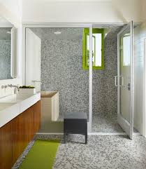 Pocos adornos y decorados para poder relajarnos sin recordar otra cosa sino los así que suele ser la zona más trabajada y decorada de los baños de cualquier estilo, también porque es lo que más se utiliza en cualquier visita al sanitario. Banos Pequenos Con Ducha 38 Disenos De Moda
