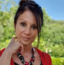 Il carciofo contiene la cinarina, alleata della digestione, quindi questo  liquore è ottimo come digestivo dopo i pasti. Segui il video per tutti i  passaggi. Per 500ml di amaro ti occorrono :