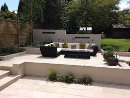 Zeitgenossische Terrasse Auf Zwei Ebenen Garten Nach Gartenplan Modern Auf Ebenen Gart Gartengestaltung Garten Modern
