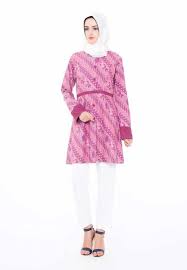 Dari kalangan remaja muda lebih menyukai busana muslim untuk remaja putri yang ada disini sangat modern dan terbaru serta lebih fashionable. 30 Model Baju Batik Muslim Modern Kombinasi Terbaru