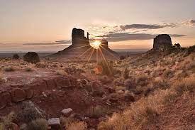 There are only rare evenings when the beauty of monument valley is clouded by cloud cover. Monument Valley Tour Bei Sonnenaufgang Oder Sonnenuntergang 2021 Tiefpreisgarantie