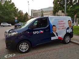 Tomio okamura převzal petici občanů za návrat dětí do škol bez podmínek. File Brno Zerotinovo Namesti Auto S Reklamou Spd Do Krajskych Voleb 2020 Jpg Wikimedia Commons
