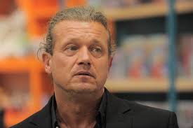 Jarosław jakimowicz, aktor, sympatyk pis, a od niedawna stały gospodarz jednego z programów publicystycznych telewizji polskiej, ma dorosłego syna, który nie kim jest jovan jakimowicz? Jaroslaw Jakimowicz Fala Kontrowersji Wokol Aktora Komentarz Film