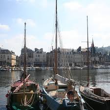 It consists of 3 bedrooms, 1 bathroom and a kitchen. Best Western Le Cheval Blanc Vieux Port Ab 117 1 3 7 Bewertungen Fotos Preisvergleich Honfleur Normandie Tripadvisor