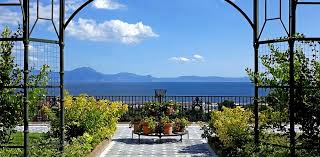 Riapre a Napoli il giardino pensile di Palazzo Reale, affaccio ...