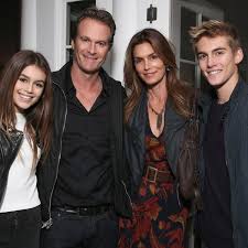 Cindy crawford kann sich, wenn es um ihren kinder geht, kaum zurück halten. Cindy Crawford Vergesst Kaia Sohn Presley Ist Das Wahre Supermodel Bunte De