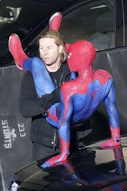 MAN OF BRONZE: ANDREW GARFIELD QUIERE QUE M.J. SEA UN TÍO (¡Y NEGRO!) Y  SPIDER-MAN SEA GAY