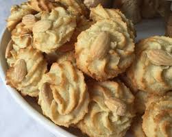 Petits Fours Aux Amandes Poudre D Amandes 150 G Sucre Semoule 150 G Blancs Oeufs 50 G Amandes Entieres Emonde Recette Petit Four Recette Petit Four Sucre