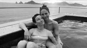 I would die to look. American Footballer Megan Rapinoe Gets Engaged To Olympic Gold Medalist Wbna Star Sue Bird Same Sex Couple S Happy Picture Goes Viral On Social Media Latestly