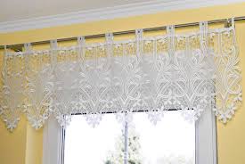 Egal, ob du noch den passenden sichtschutz für die fenster in deiner küche, deinem wohnzimmer oder deinem schlafzimmer suchst, bei uns findest du mit sicherheit dein wunschmodell. Kurzgardinen Aus Plauener Spitze Online Kaufen