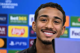 Ex-jogador do América estreia na Liga dos Campeões: 'Vou contar para os  meus filhos e netos' < No Ataque