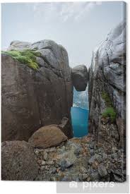 At 1084 metres, kjerag towers above the other peaks along the lysefjord. Leinwandbild Beruhmte Kjeragbolten Norwegen Pixers Wir Leben Um Zu Verandern