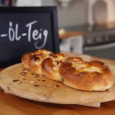 Mit mürbeteig kuchen backen ist ebenfalls nicht kompliziert. Rezepte Fur Quark Ol Teig Rosinenzopf Living At Home