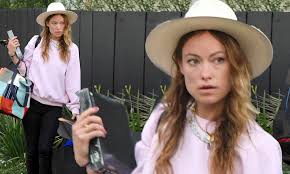 Honestly we should probably change the name of the 2021 grammys awards to the harry style awards because tonight is his night. Olivia Wilde Has Her Hands Full As She Carries Bags Out Of La Home She Shared With Ex Jason Sudeikis Daily Mail Online