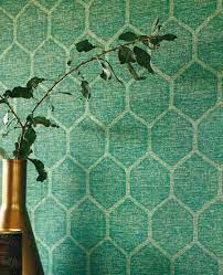 Die farbe grün steht für wachstum, vitalität und wiederherstellung zurück in einen natürlichen zustand. Stofflich In Muster Und Struktur Tapete Emerson Grun Von Casadeco