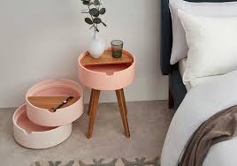 table de chevet ronde 18 idees deco pour votre chambre en 2021 table de chevet ronde table de chevet idee decoration chambre