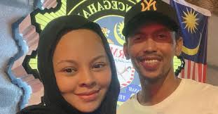 Penyanyi siti sarah raisuddin dilaporkan sedang menerima rawatan di unit rawatan rapi (icu) hospital canselor tuanku muhriz, universiti kebangsaan malaysia (hctm), di sini hari ini. Sekarang Semua Nak Jadi Wartawan Siti Sarah Minta Orang Berhenti Sebar Fitnah Terhadap Dia Dan Shuib