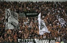 Την έντονη δυσαρέσκεια του για τα όσα έγιναν στο κλειστό γήπεδο της νεάπολης, εξέφρασε ο ασ παοκ, στέλνοντας μέσω ανακοίνωσης τα δικά του μηνύματα σε συγκεκριμένους αποδέκτες. Panellhnios Syndesmos Filwn Paok Oi Maskes Peftoyn Thessports