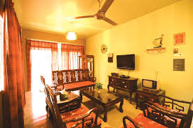 Untuk beberapa tata letak rumah, simetri dalam dekorasi adalah cara bekerja perapian cantik terhubung dengan perabotan, dengan ubin turquoise dan surround kayu gelap. Kreativiti Wujudkan Dekorasi Menarik